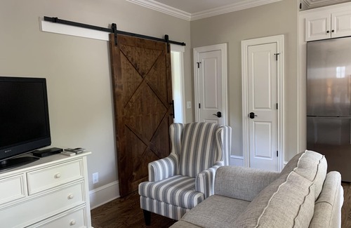 Davidson Apartamento | Village Studio -Five minute walk to campus: 12 mins. to town