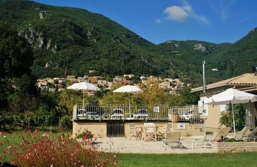 Ano Korakiana Villa | Village View 'es un muy bien construida villa de dos dormitorios para unas vacaciones relajantes