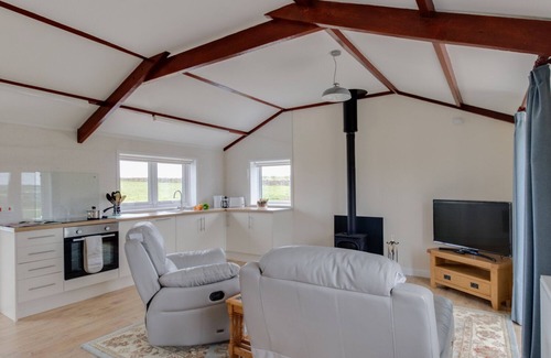 Bridport Cabaña | VISTA AL PUEBLO, admite mascotas en Burton Bradstock, Ref 1008498