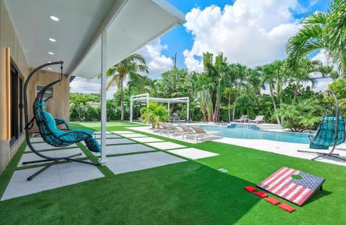 North Miami Casa | VillaLee-Jungle Palm Island white marble pool Area