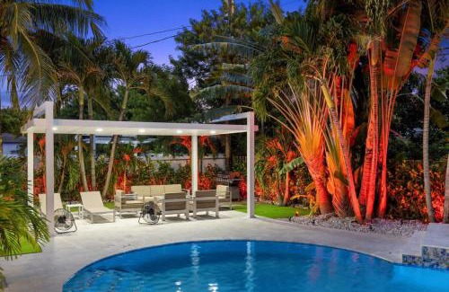 North Miami Casa | VillaLee-Jungle Palm Island white marble pool Area