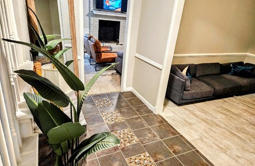Whitehaven Casa | VillaQuèFrancia near Elvis Presley's Graceland 6 mins from Airport, Shuttle, & Rental Vehicle