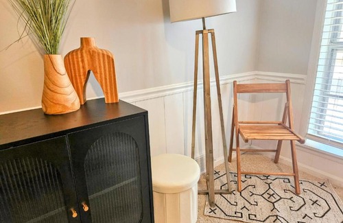 Whitehaven Casa | VillaQuèFrancia near Elvis Presley's Graceland 6 mins from Airport, Shuttle, & Rental Vehicle