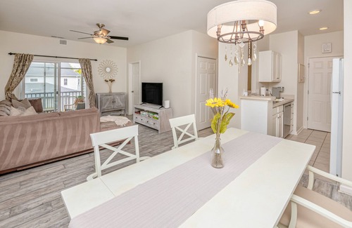 Rehoboth Beach Condominio | Villas at Bay Crossing dog-friendly condo with pool, balcony, water views, & W/D