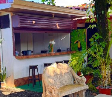 Uvita Casa | Villas Ela en Bahía Ballena,Uvita Hermosas habitaciones privadas grandes, piscina, cocina, jacuzzi, aire acondicionado, tv y baño privado