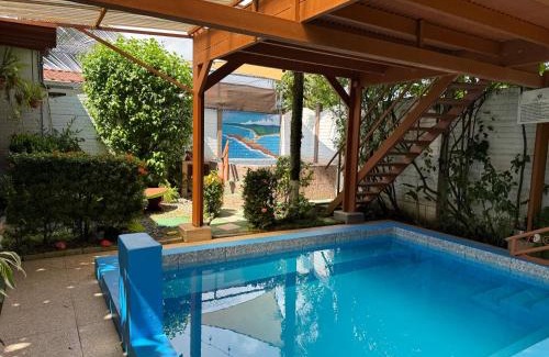 Uvita Casa | Villas Ela en Bahía Ballena,Uvita Hermosas habitaciones privadas grandes, piscina, cocina, jacuzzi, aire acondicionado, tv y baño privado