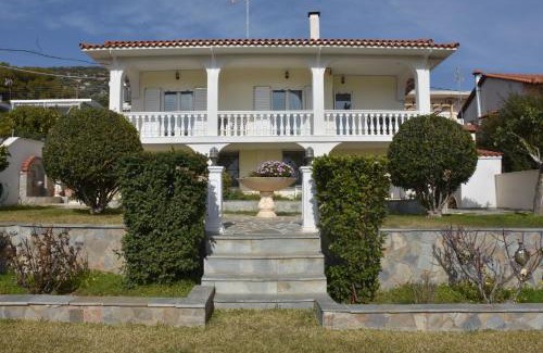 Kalyvia Thorikou Apartamento | VillaVita Modern 3BR,Garden & BBQ, Walk to Beach