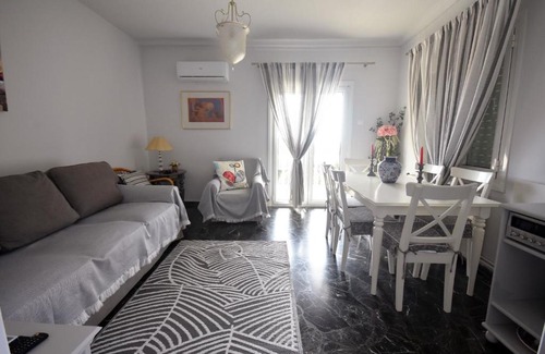 Kalyvia Thorikou Apartamento | VillaVita Modern 3BR,Garden & BBQ, Walk to Beach