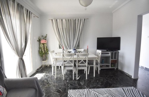 Kalyvia Thorikou Apartamento | VillaVita Modern 3BR,Garden & BBQ, Walk to Beach