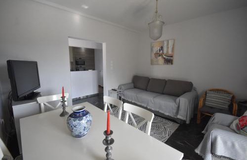 Kalyvia Thorikou Apartamento | VillaVita Modern 3BR,Garden & BBQ, Walk to Beach