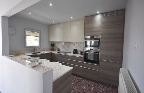 Kalyvia Thorikou Apartamento | VillaVita Modern 3BR,Garden & BBQ, Walk to Beach