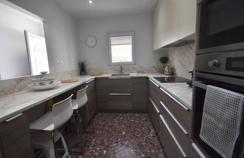 Kalyvia Thorikou Apartamento | VillaVita Modern 3BR,Garden & BBQ, Walk to Beach