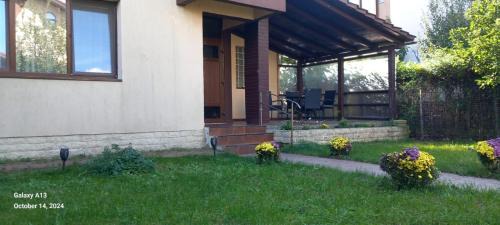 Iasi Villa | Villaweb Ground Floor ap in a house, 5min drive to center&airport, villa can accomodate 12-18pers