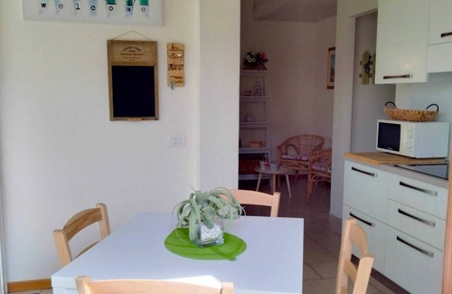 Calmasino Casa | Villetta Gelsomino, en Bardolino Calmasino villa en residencia con piscinas.