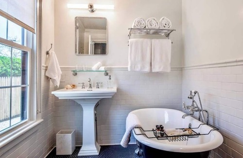 Southold Cama Y Desayuno | Vine + Sand--Southold, NY'S Newest B&B--Room 1--King Bed and Ensuite Bathroom With Soaking Tub