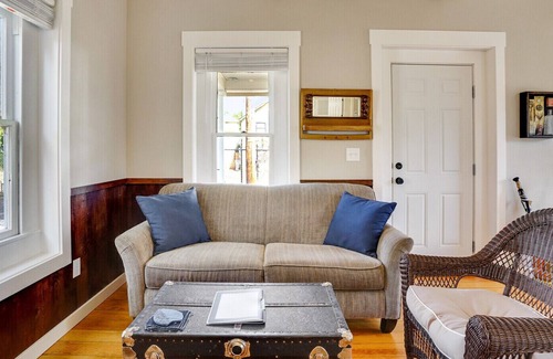 Albany Casa | Vine Street Cottage walk to Downtown Albany