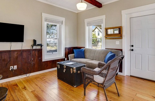 Albany Casa | Vine Street Cottage walk to Downtown Albany