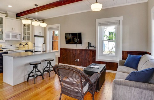 Albany Casa | Vine Street Cottage walk to Downtown Albany