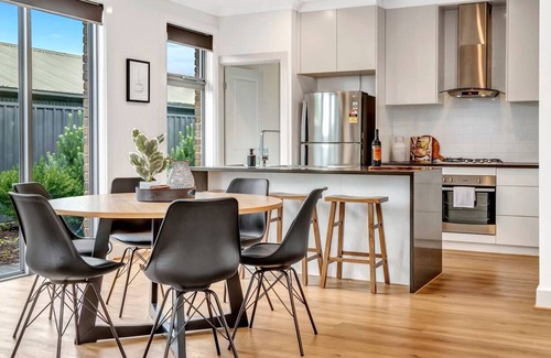 McLaren Vale Casa | Vines Retreat A Group Gem in the Heart of Town