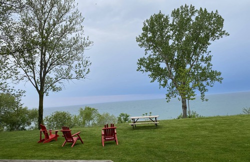 Louth Cabaña | Vineyard Cottage on the Lake