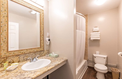 Cloverdale Hotel | Vineyard Valley Inn