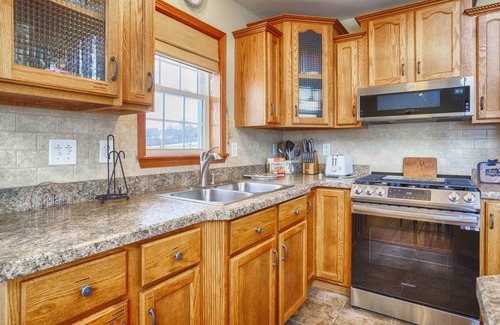 Hammondsport Casa | Vineyard with a View: Close to Wineries + Hot Tub!