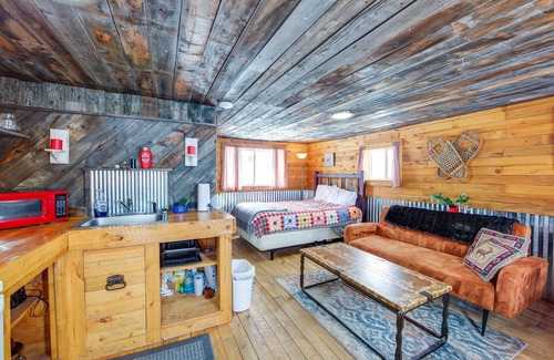 Lake Agnes Cabina | Vintage Cabin Near Steamboat with Mountain Views and Hot Tub Access
