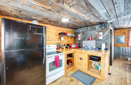 Lake Agnes Cabina | Vintage Cabin Near Steamboat with Mountain Views and Hot Tub Access