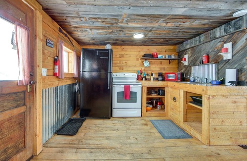 Lake Agnes Cabina | Vintage Cabin Near Steamboat with Mountain Views and Hot Tub Access