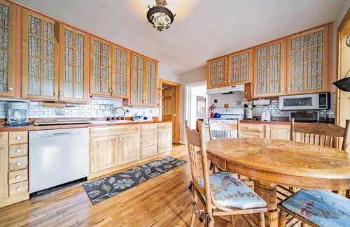 Estes Park Cabina | Vintage Cabin w/Views in Heart of Estes