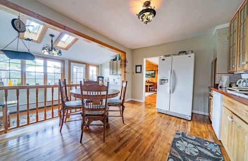 Estes Park Cabina | Vintage Cabin w/Views in Heart of Estes