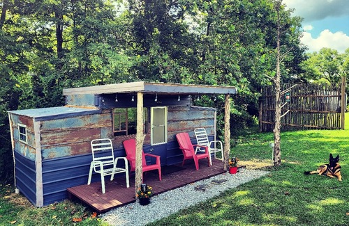 Jonesville Cabina | Vintage Camper Cabin on Beautiful Farm Near Ark & Bourbon Trail