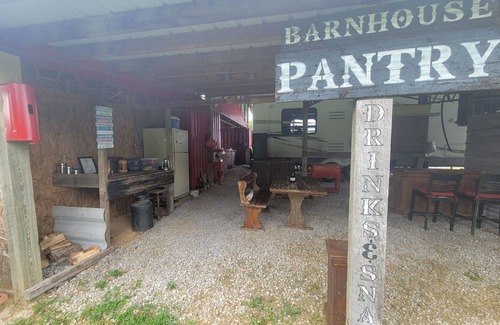 Jonesville Cabina | Vintage Camper Cabin on Beautiful Farm Near Ark & Bourbon Trail