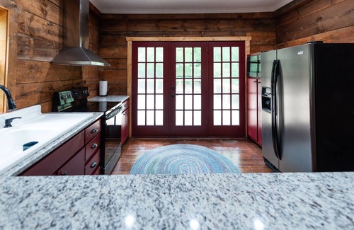 Gumlog Cabina | Vintage charm meets modern comfort in this historic 1850s cabin at Lake Hartwell
