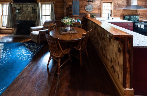 Gumlog Cabina | Vintage charm meets modern comfort in this historic 1850s cabin at Lake Hartwell