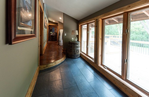 Gumlog Cabina | Vintage charm meets modern comfort in this historic 1850s cabin at Lake Hartwell