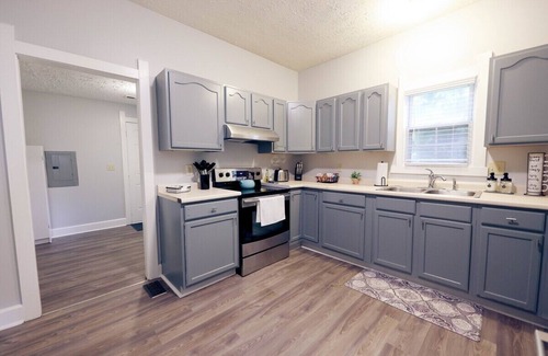 Near Northside Casa | Vintage Charm-Modern Comfort - 2BR Townhome -Near Downtown