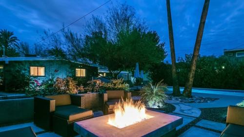 Camelback East Casa | Vintage Charm w Modern Comforts Pool and Hot Tub