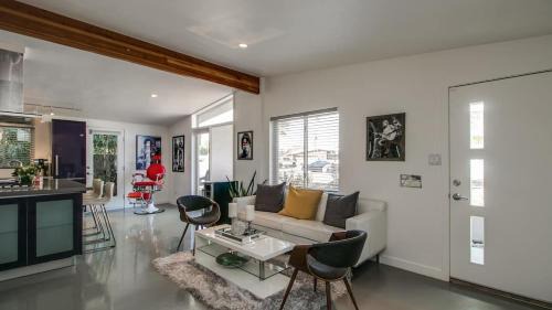 Camelback East Casa | Vintage Charm w Modern Comforts Pool and Hot Tub