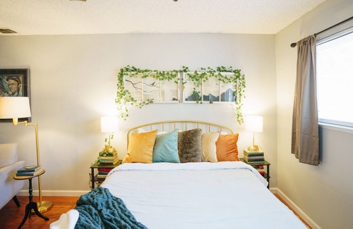 Redding Casa | Vintage Charmer A Vintage Themed Bedroom centrally located