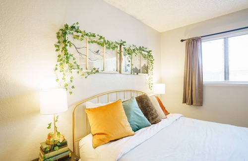 Redding Casa | Vintage Charmer A Vintage Themed Bedroom centrally located