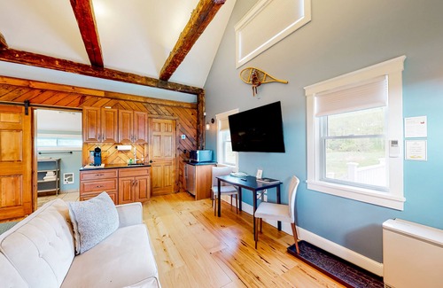 Waterbury Center Apartamento | Vintage farmhouse studio with on-site hot tub - near year-round recreation