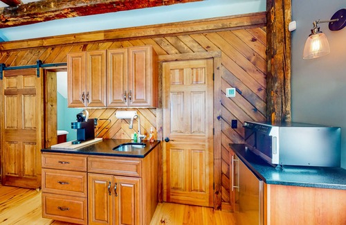 Waterbury Center Apartamento | Vintage farmhouse studio with on-site hot tub - near year-round recreation