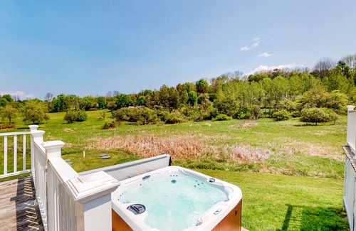 Waterbury Center Apartamento | Vintage farmhouse studio with on-site hot tub - near year-round recreation