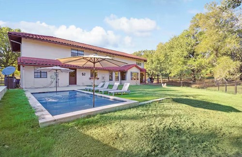 Bartonville Otro | Spacious 40-Acre Ranch w/ Animals, Hot Tub & Games