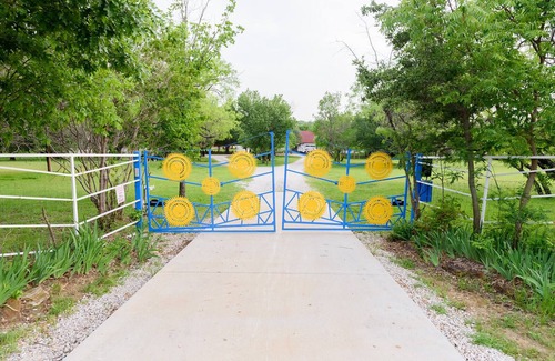 Bartonville Otro | Spacious 40-Acre Ranch w/ Animals, Hot Tub & Games