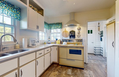 Cleveland Casa | Vintage house with firepit, wifi + steps to Truett McConnell University