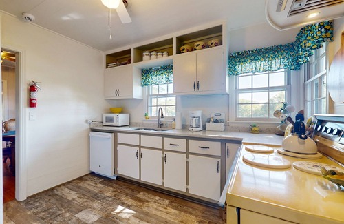 Cleveland Casa | Vintage house with firepit, wifi + steps to Truett McConnell University
