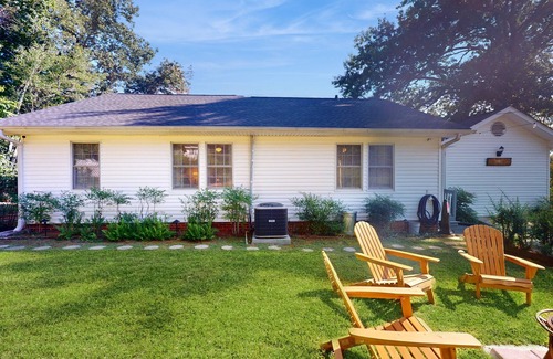 Cleveland Casa | Vintage house with firepit, wifi + steps to Truett McConnell University