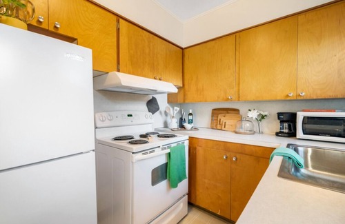 Richmond Apartamento | Vintage Portland Apartment in the Heart of SE w/ On-Site Laundry!